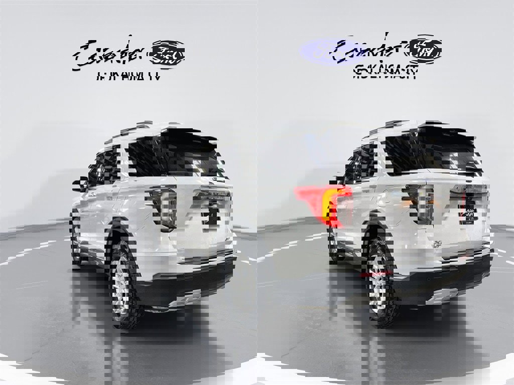 Used 2022 Ford Explorer XLT w/ Equipment Group 202A image 6