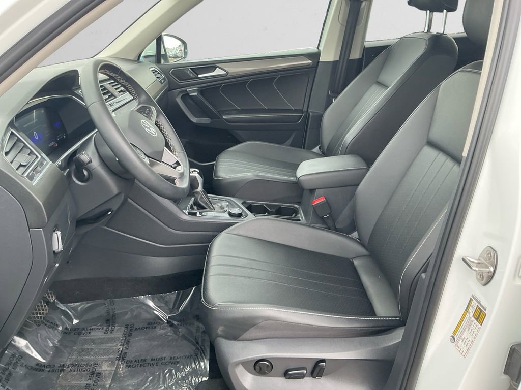 Used 2022 Volkswagen Tiguan SE w/ Panoramic Sunroof Package image 9