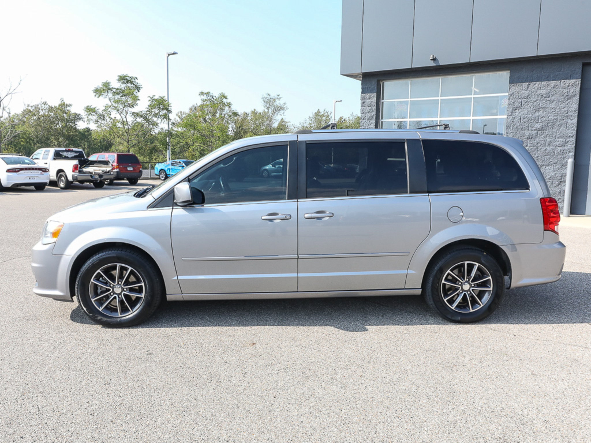 Used 2017 Dodge Grand Caravan SXT FWD image 2
