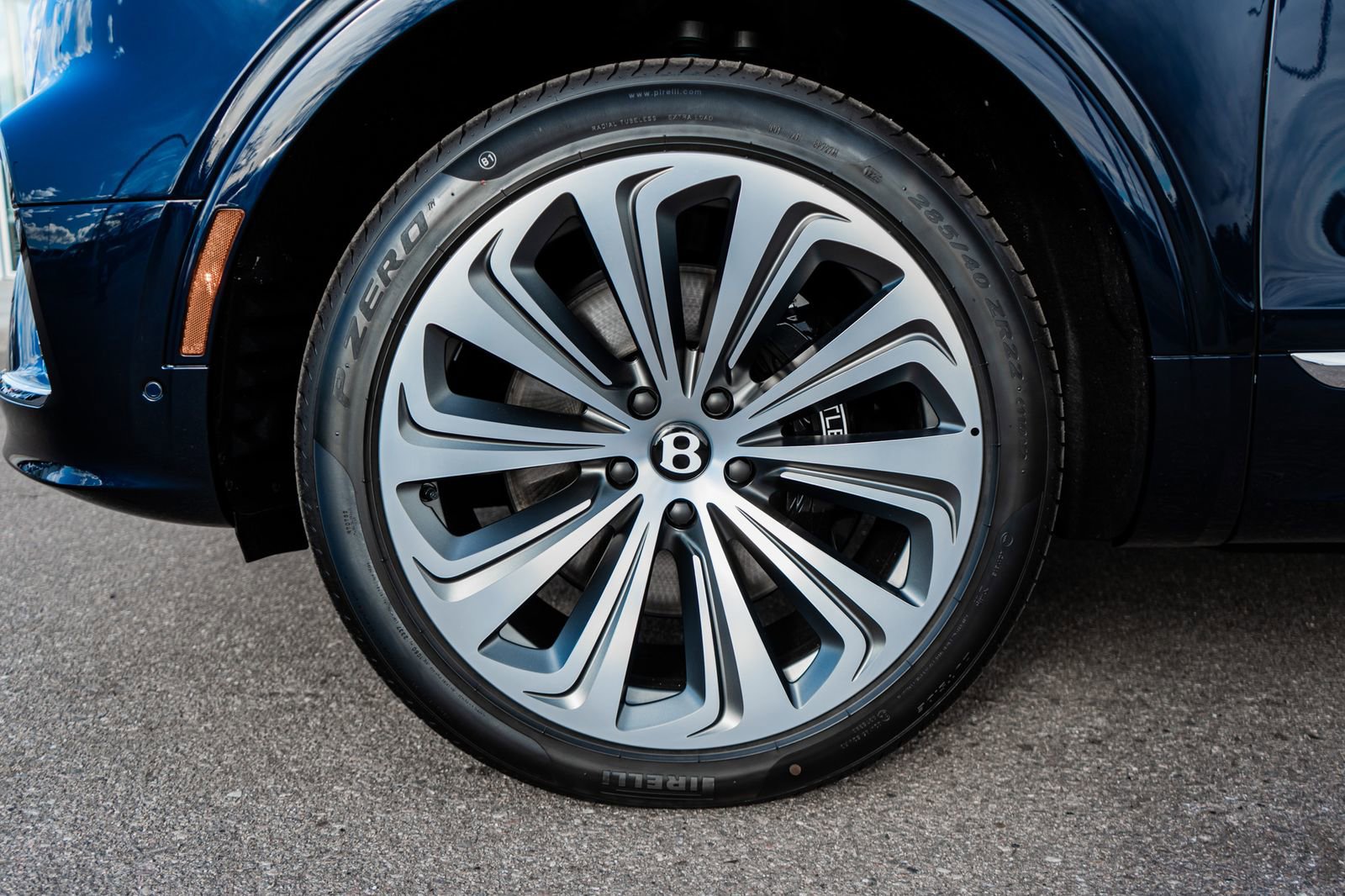 Used 2025 Bentley Bentayga image 6