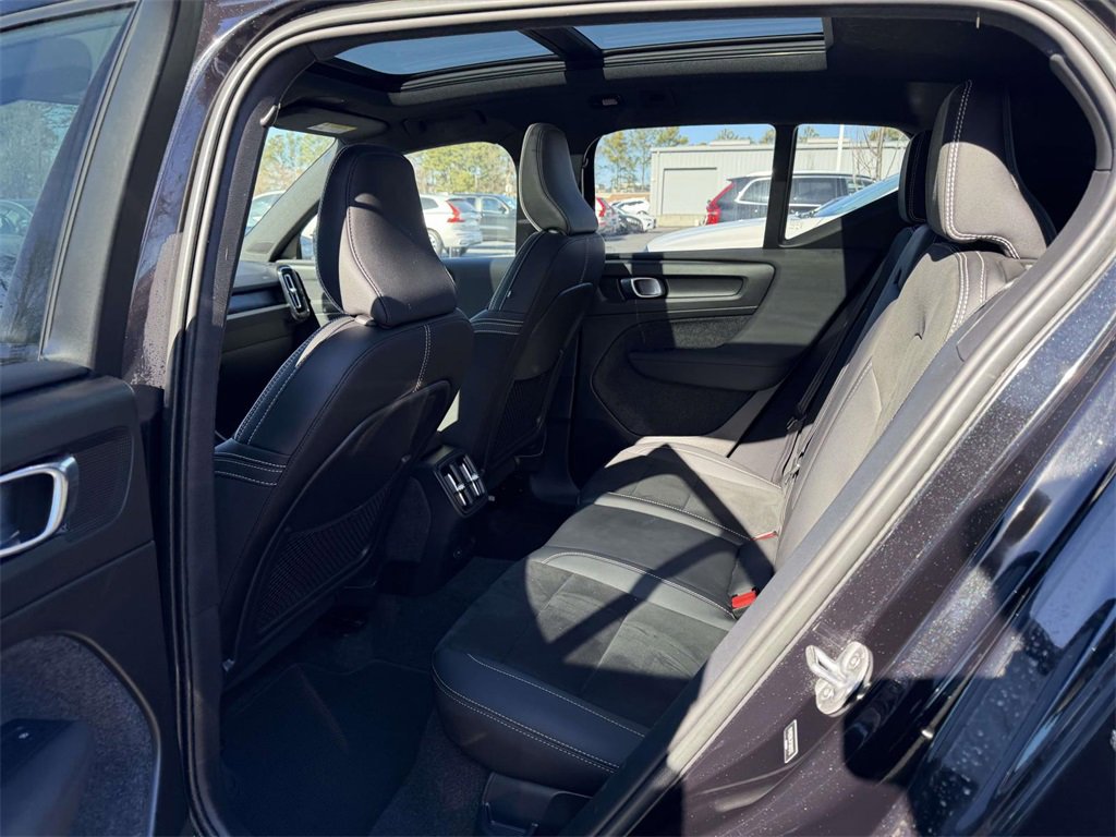 Used 2023 Volvo XC40 Recharge Plus image 6