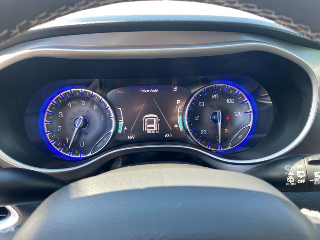 Used 2023 Chrysler Pacifica Touring-L FWD image 14