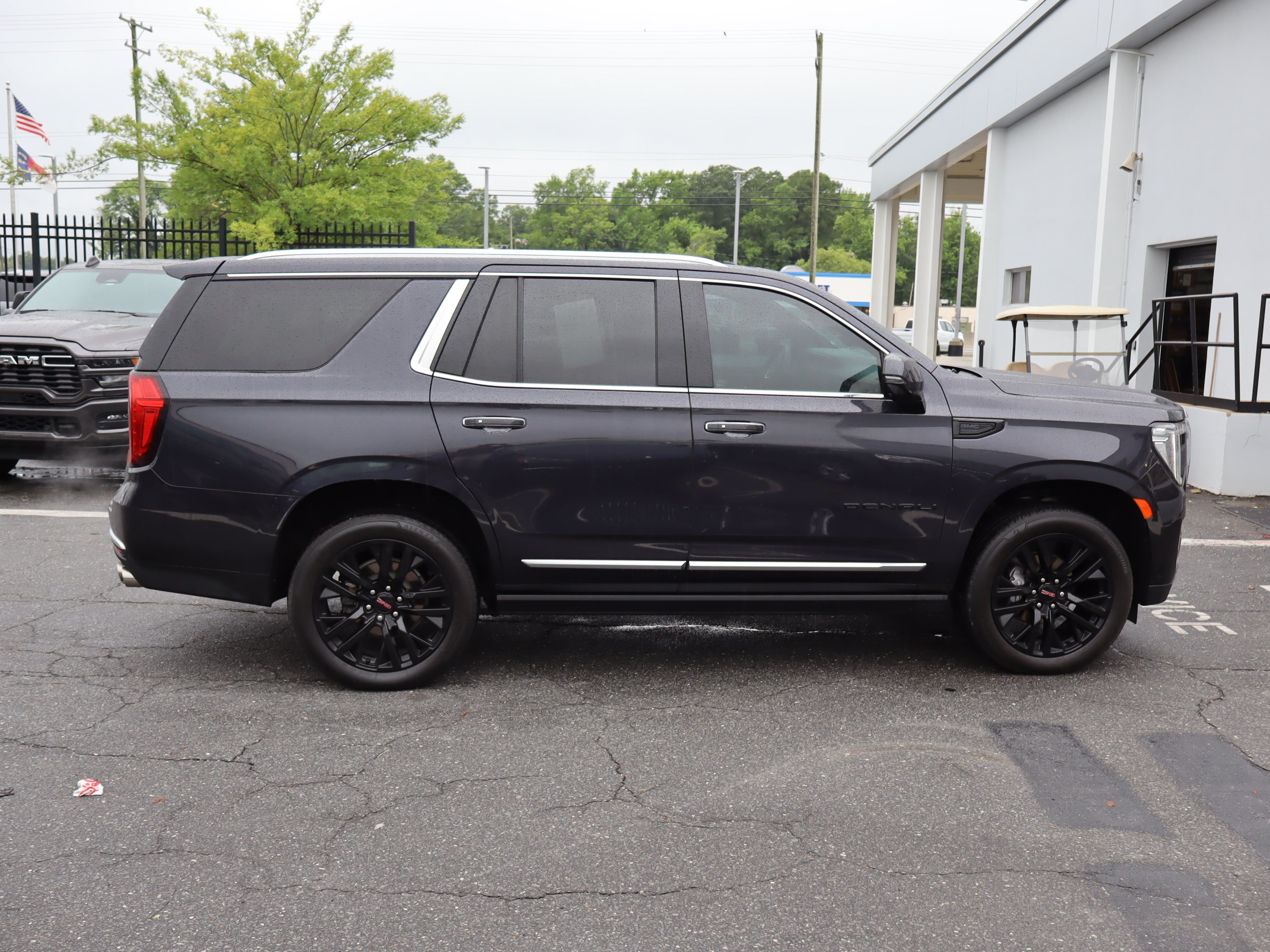 Used 2024 GMC Yukon Denali w/ Denali Reserve Package AWD/4WD image 11