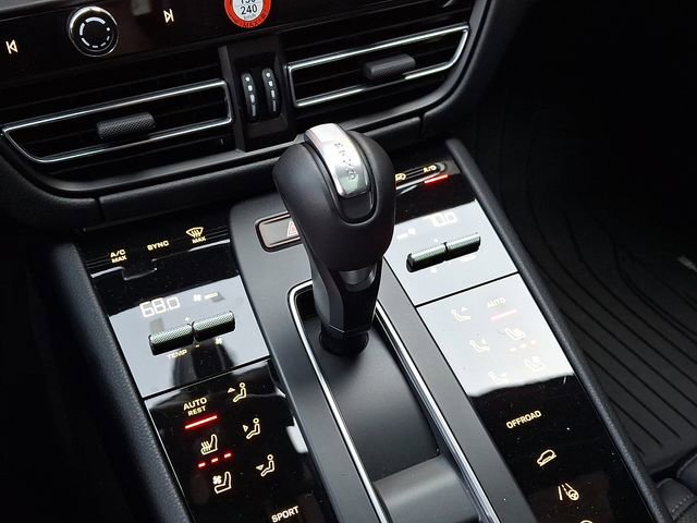 Certified 2026 Porsche Macan AWD/4WD image 19