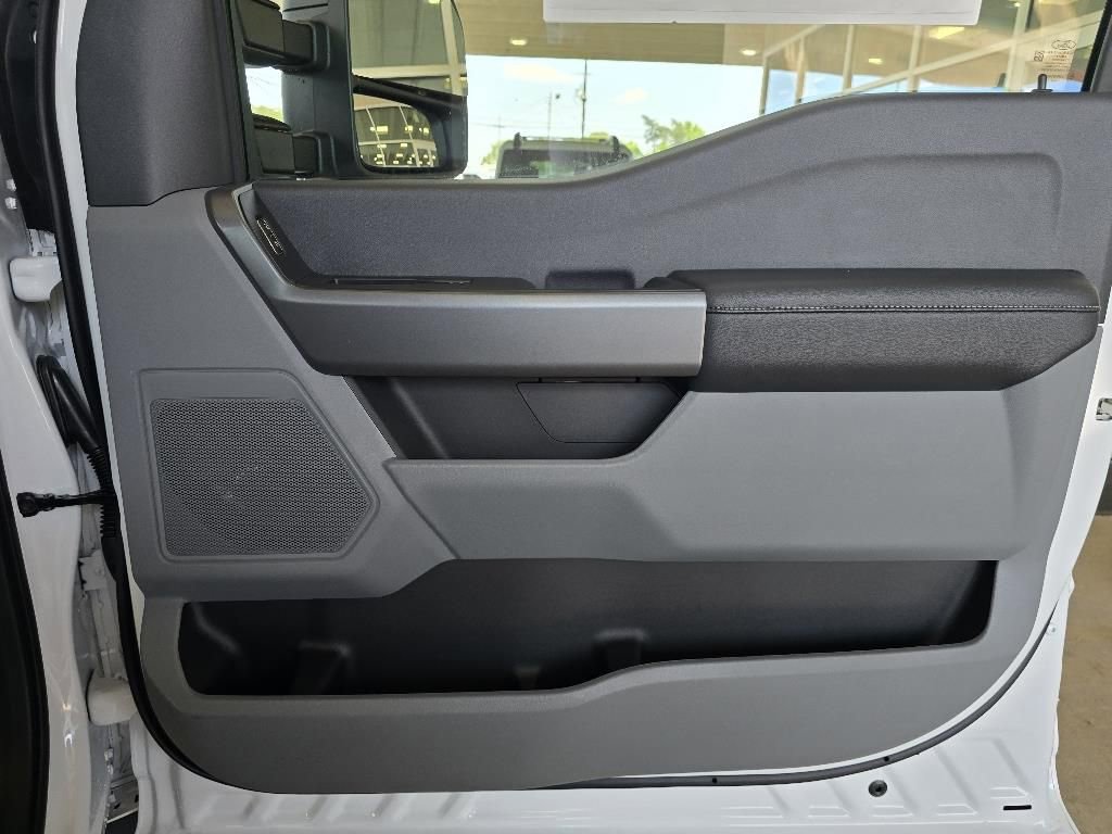 New 2025 Ford F550 4x4 Regular Cab Super Duty image 9