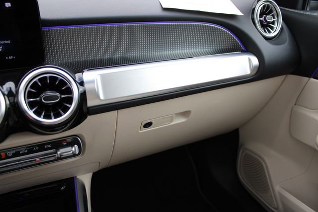 Used 2022 Mercedes-Benz GLB 250 4MATIC w/ Premium Package Lite image 19