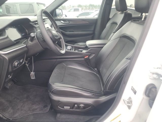 Used 2025 Jeep Grand Cherokee Altitude image 9