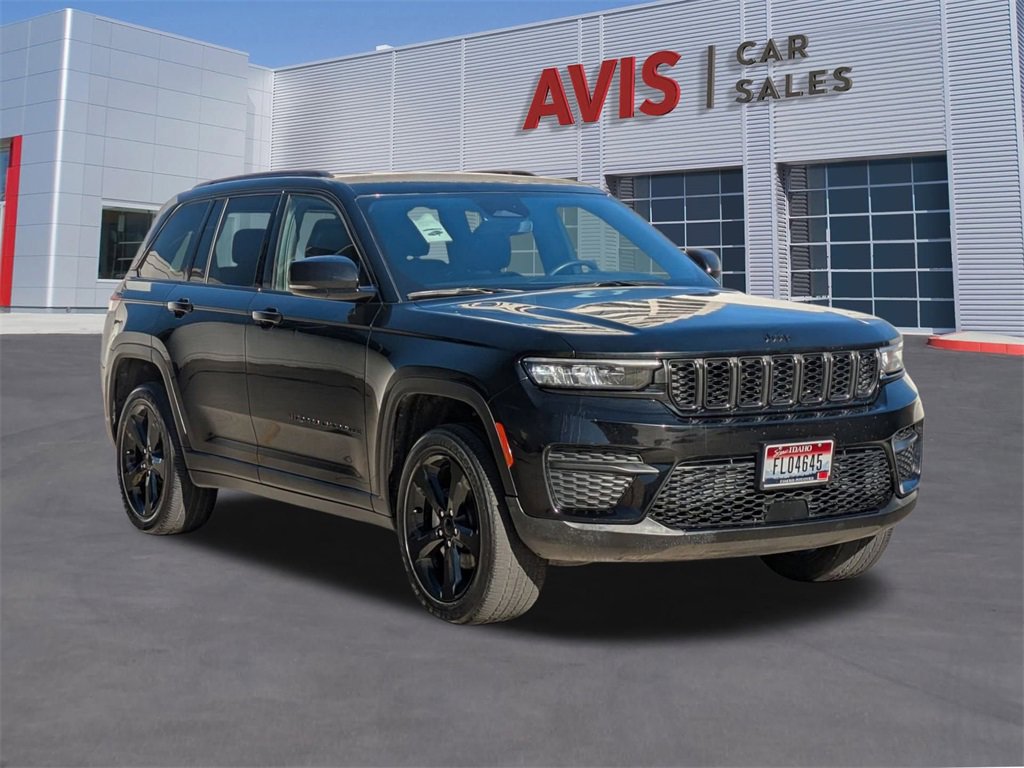 Used 2023 Jeep Grand Cherokee Altitude image 3