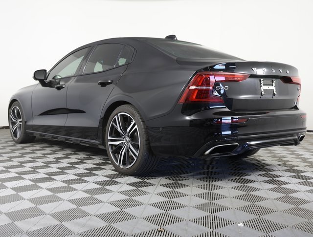 Used 2020 Volvo S60 T6 R-Design image 3