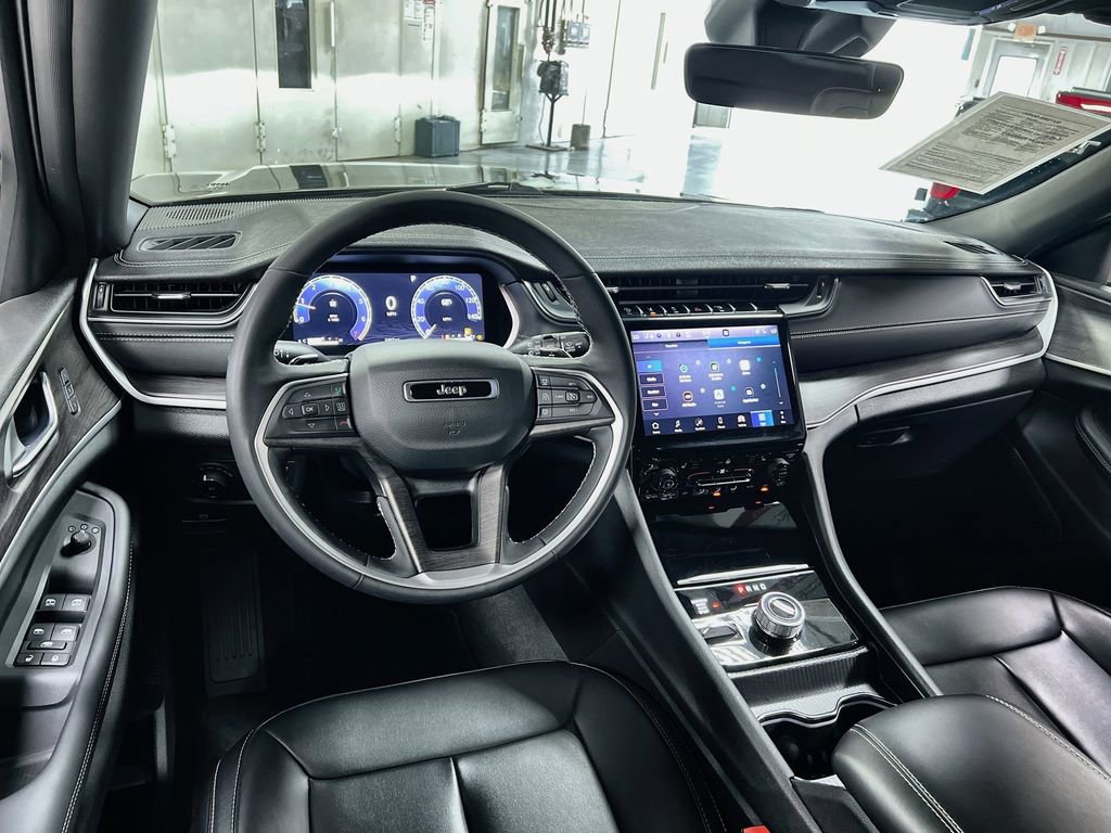 Used 2025 Jeep Grand Cherokee L Limited w/ Black Appearance Package AWD/4WD image 19