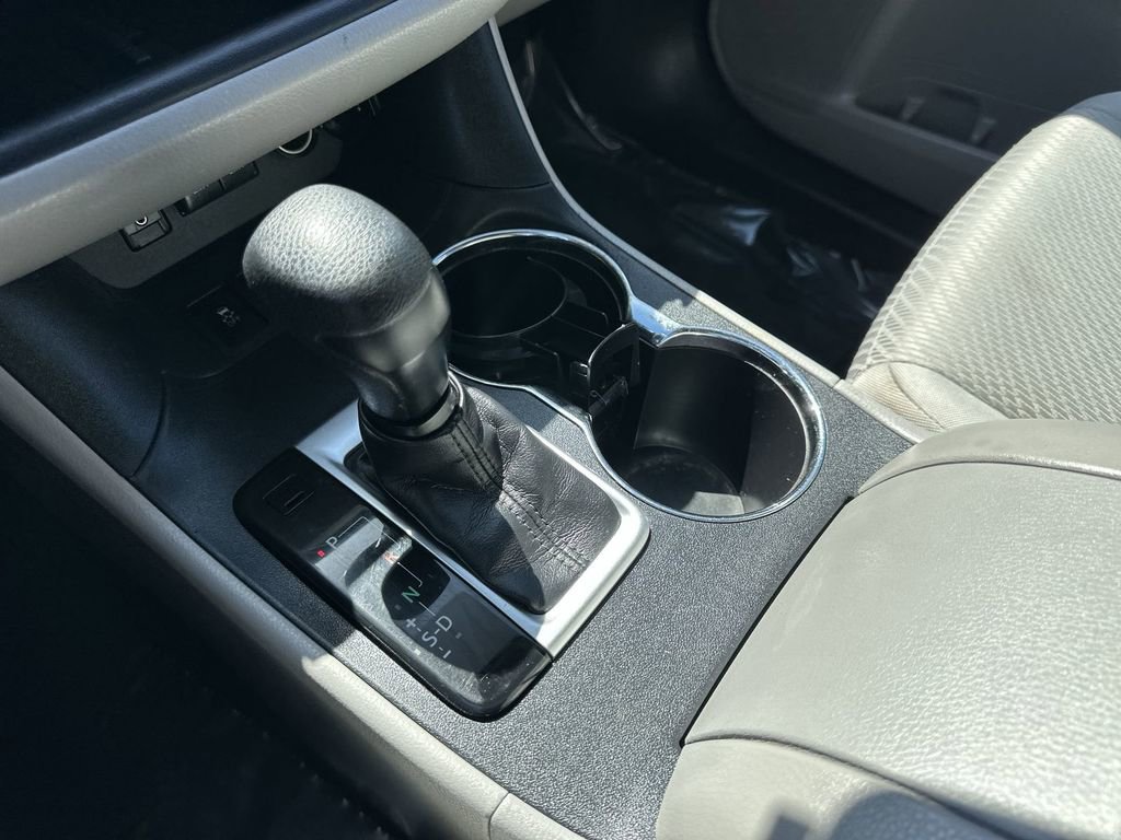 Used 2017 Toyota Highlander LE w/ Carpet Mat Package FWD image 28