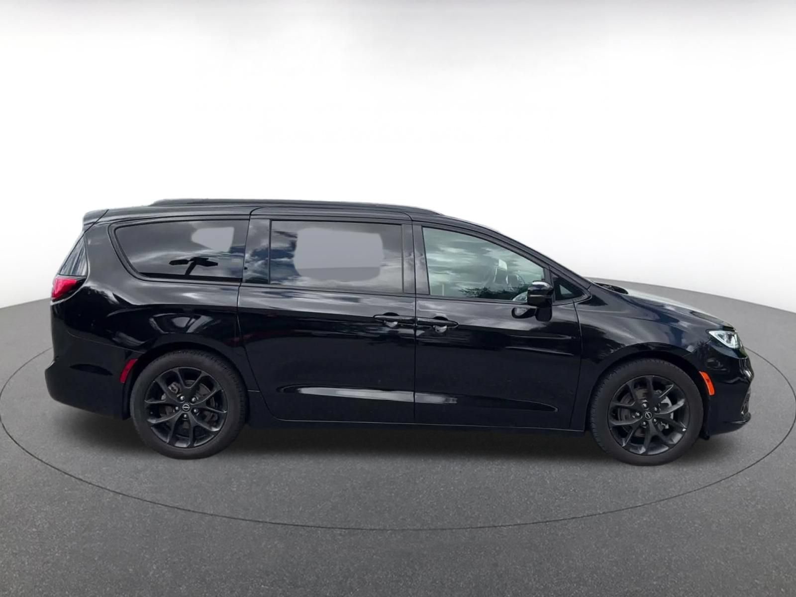 Used 2025 Chrysler Pacifica Limited FWD image 15