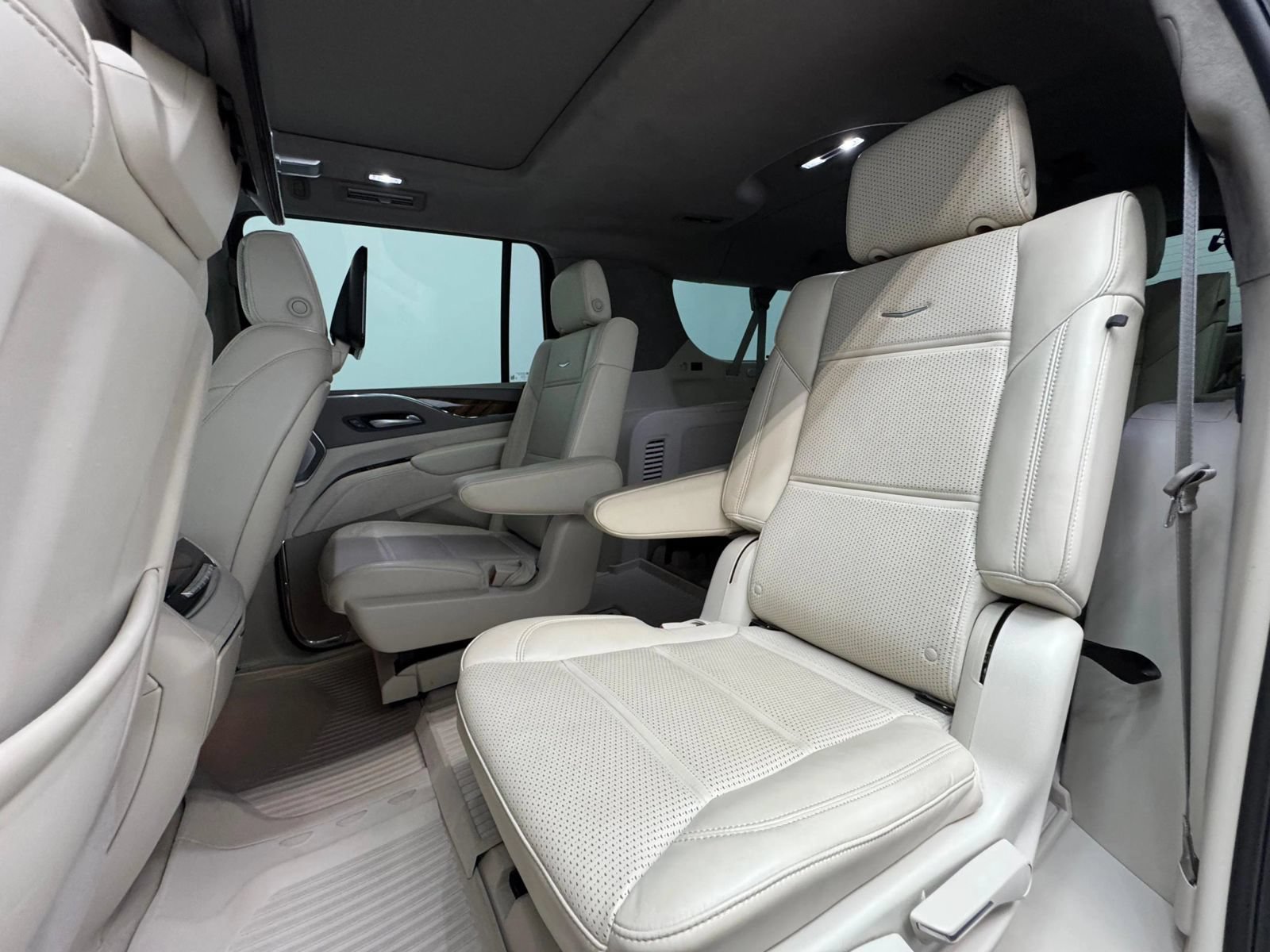Used 2023 Cadillac Escalade ESV Sport Platinum w/ Heavy-Duty Trailer Package AWD/4WD image 21