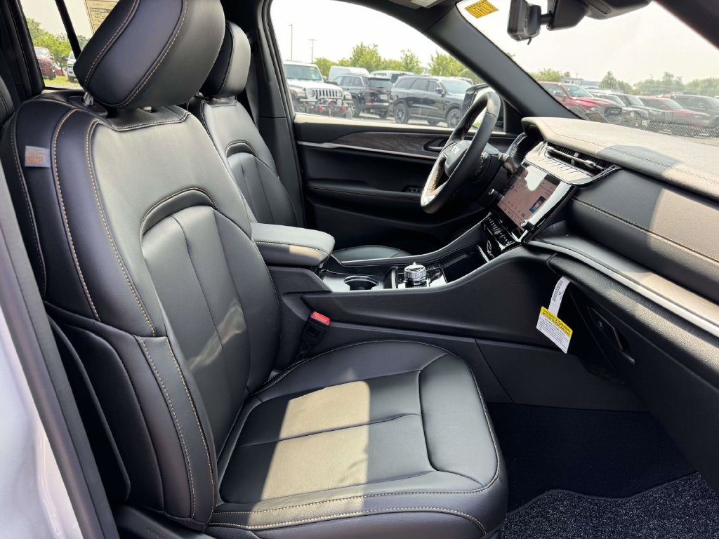 New 2026 Jeep Grand Cherokee Limited AWD/4WD image 16