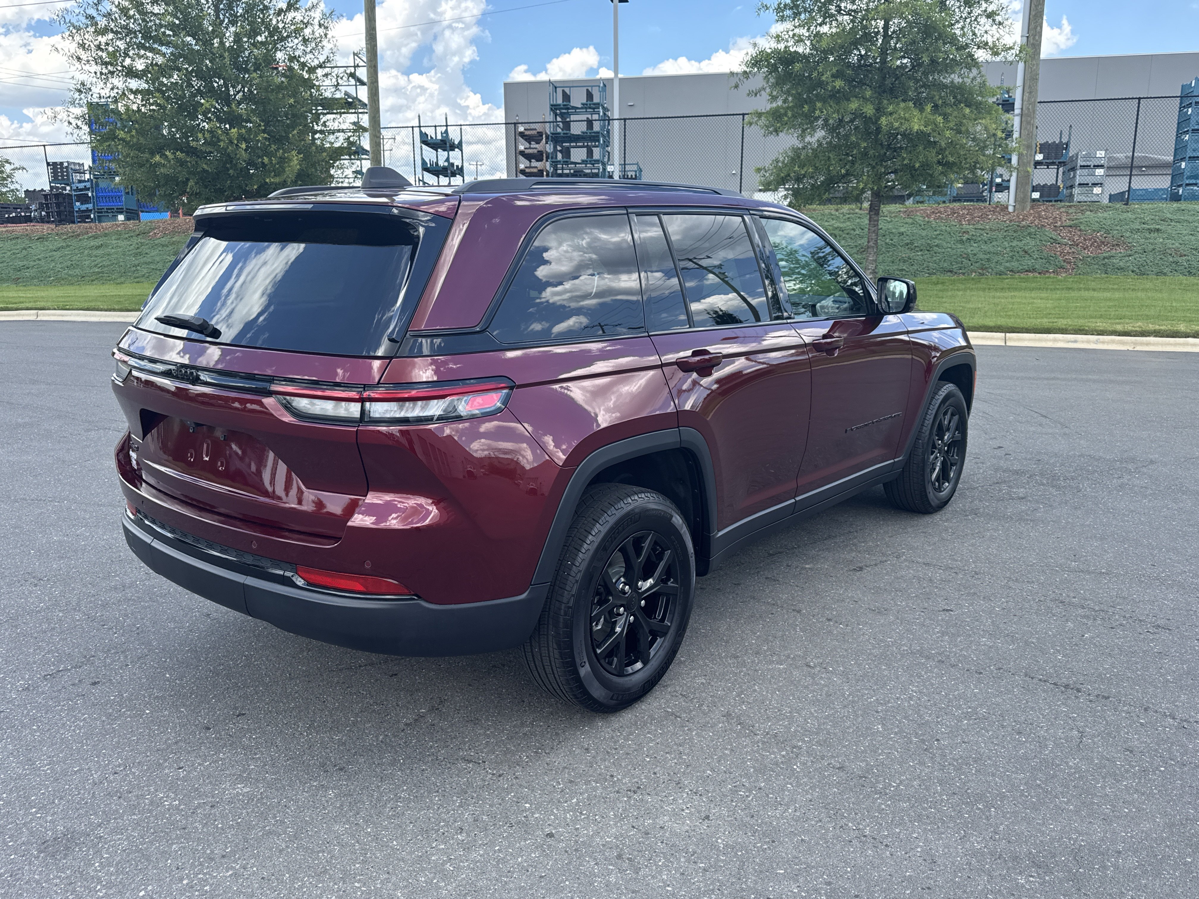 Certified 2024 Jeep Grand Cherokee Altitude AWD/4WD image 10