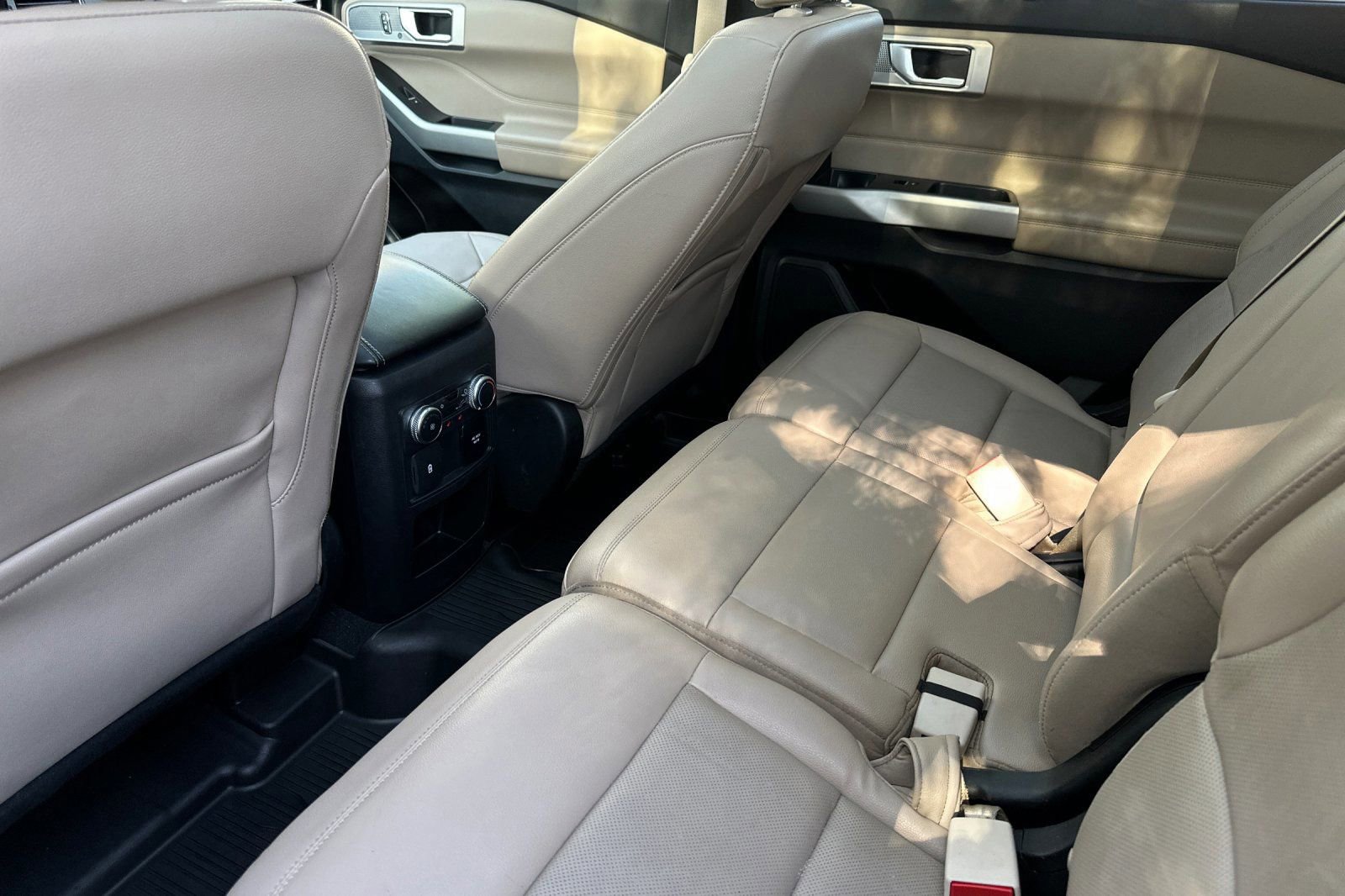 Used 2021 Ford Explorer Limited w/ Equipment Group 301A AWD/4WD image 13