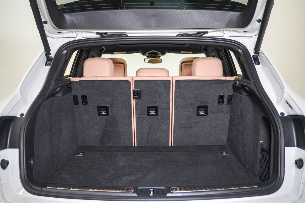 Certified 2025 Porsche Macan AWD/4WD image 27