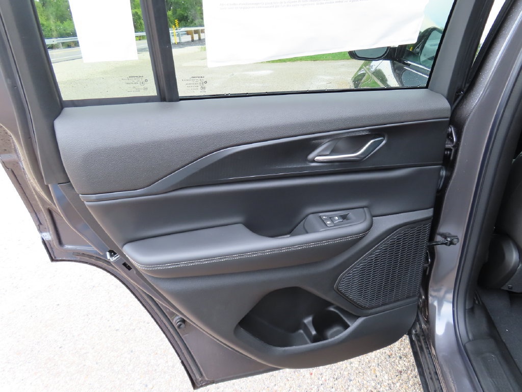 New 2025 Jeep Grand Cherokee Altitude AWD/4WD image 23