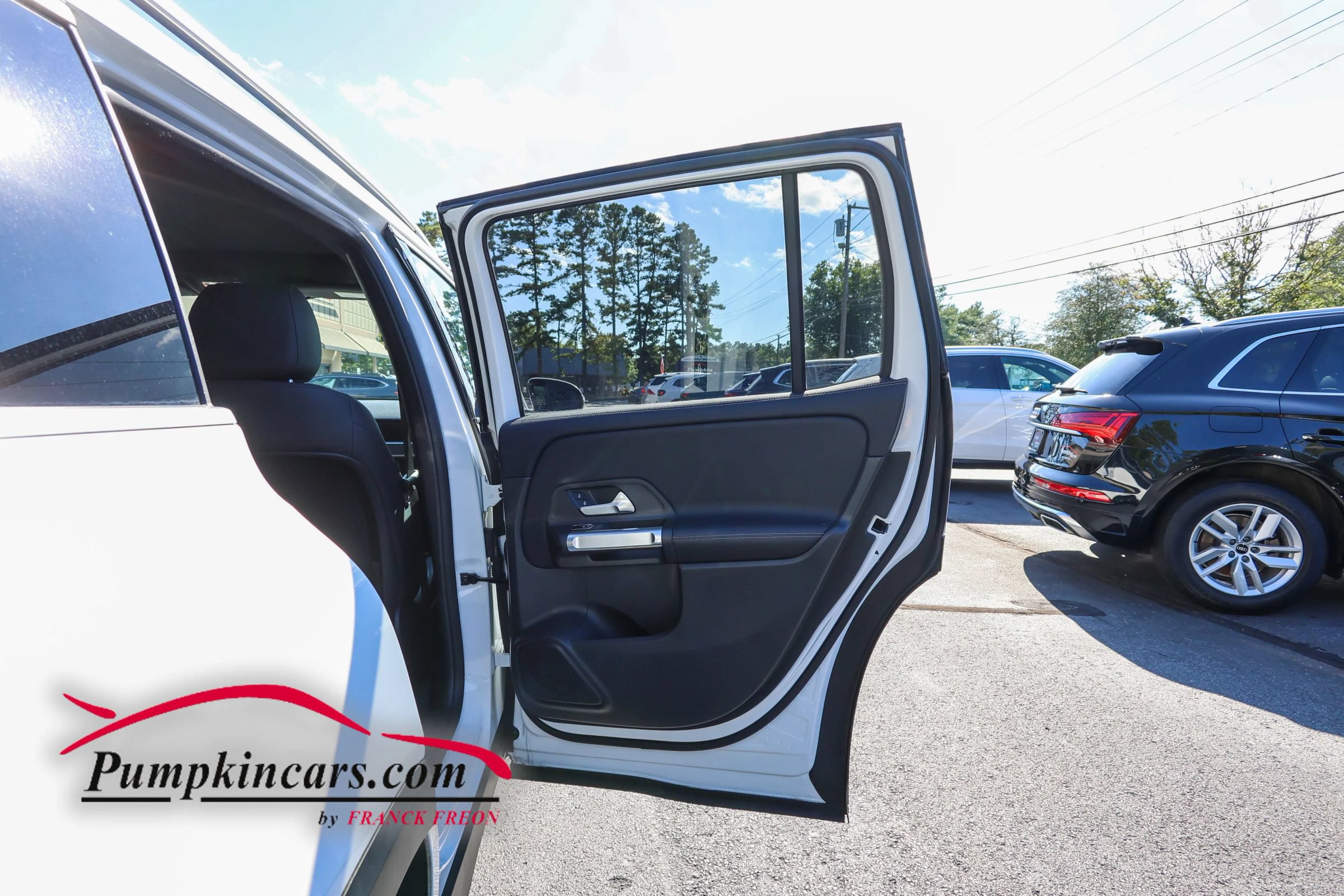 Used 2023 Mercedes-Benz GLB 250 4MATIC w/ Premium Package image 26