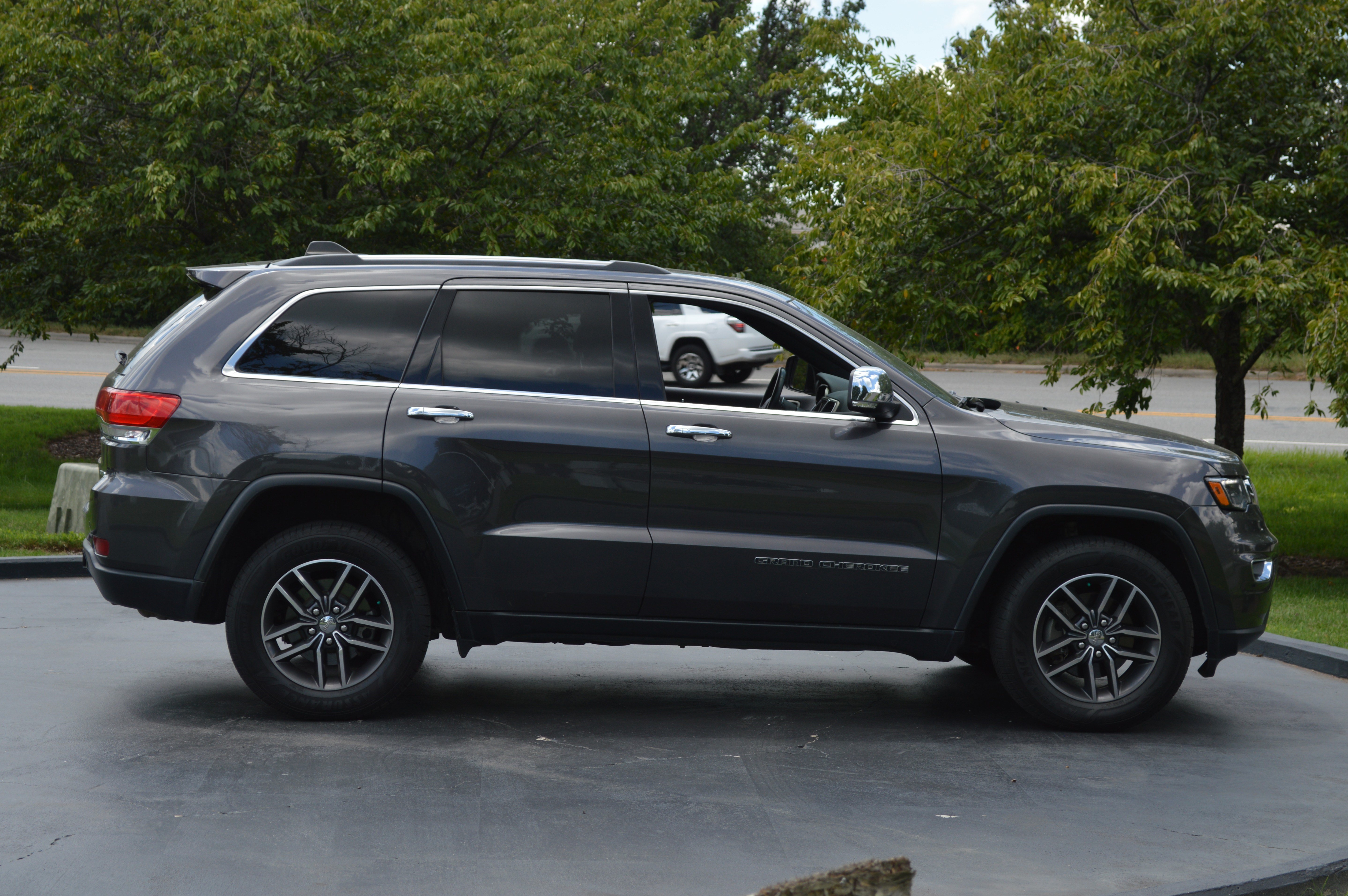 Used 2017 Jeep Grand Cherokee Limited w/ Luxury Group II AWD/4WD image 12
