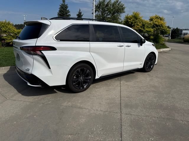 Used 2021 Toyota Sienna XSE FWD image 3