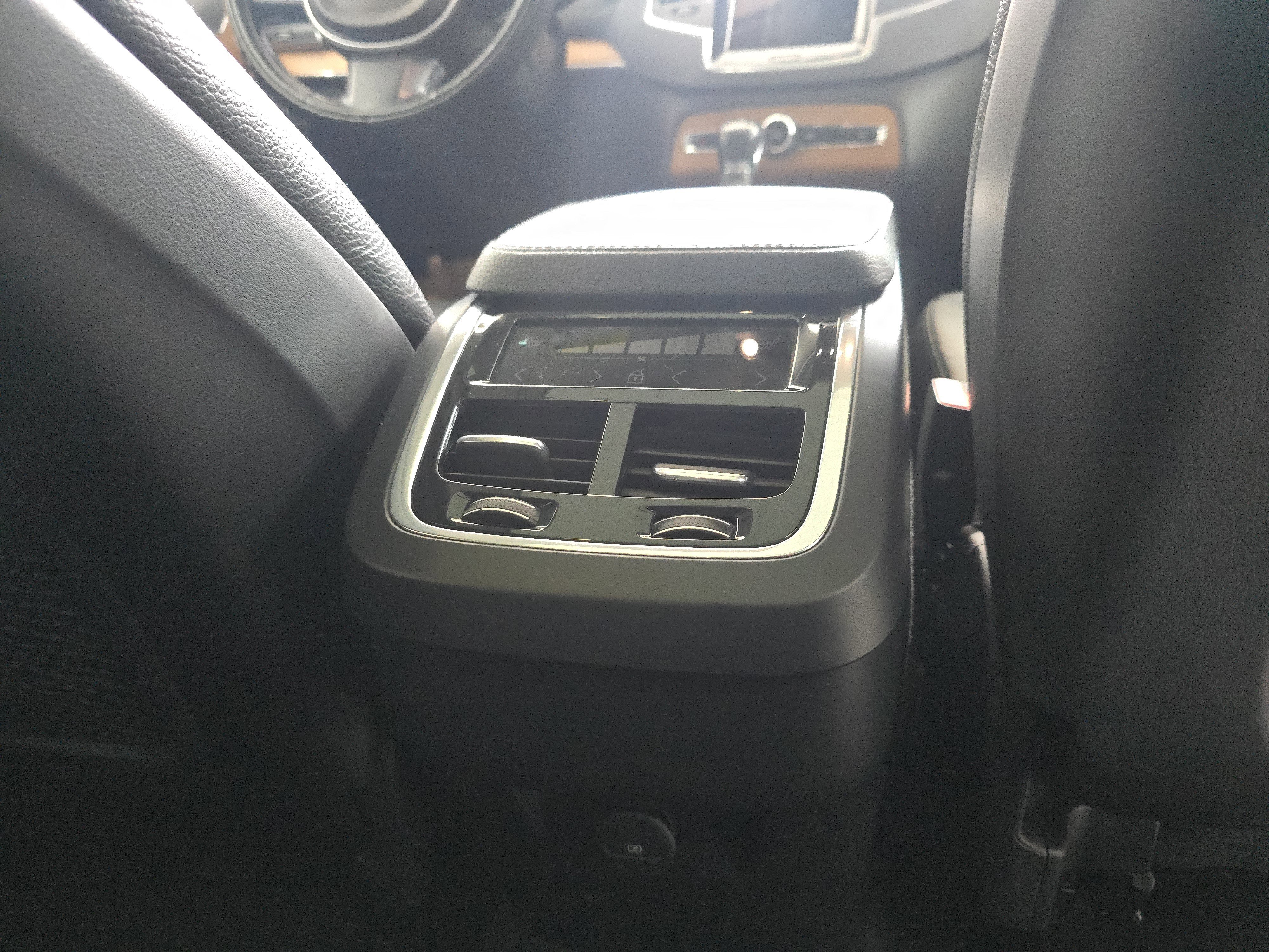 Used 2021 Volvo XC90 T6 Momentum image 26