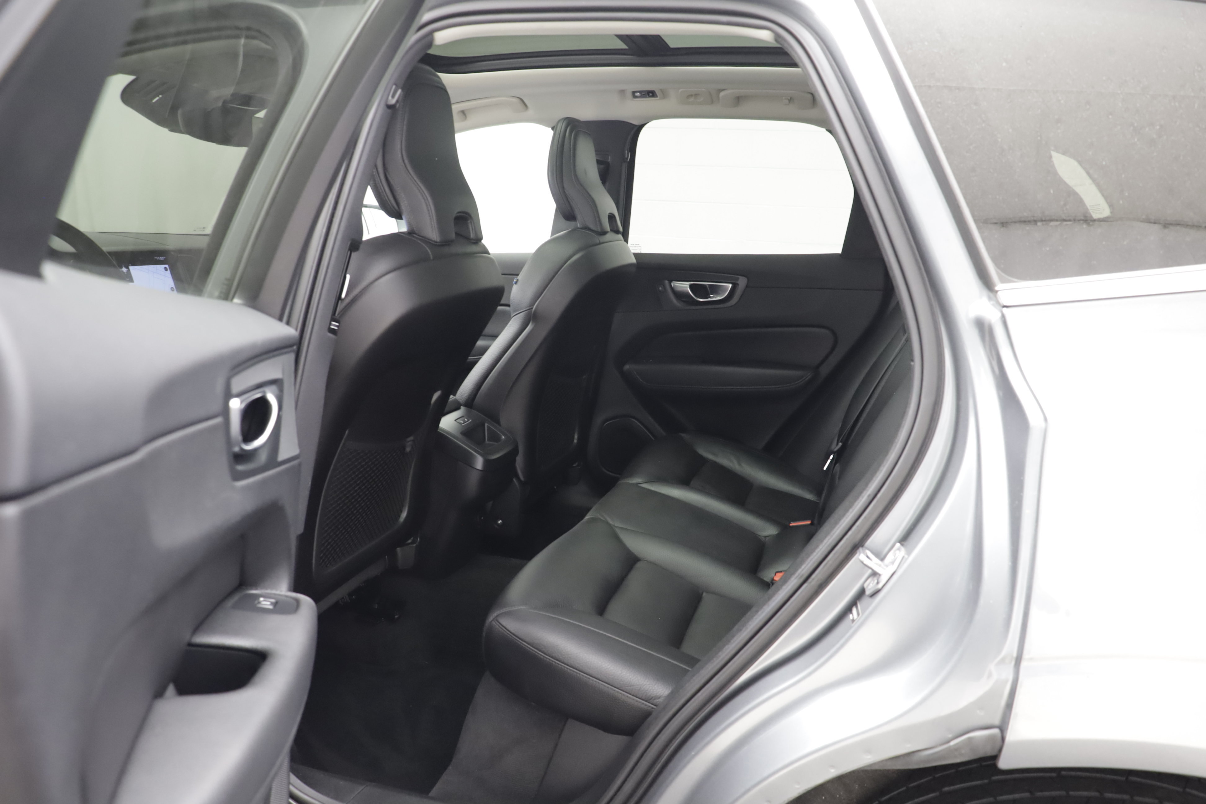 Used 2021 Volvo XC60 T5 Momentum w/ Premium Package AWD/4WD image 14