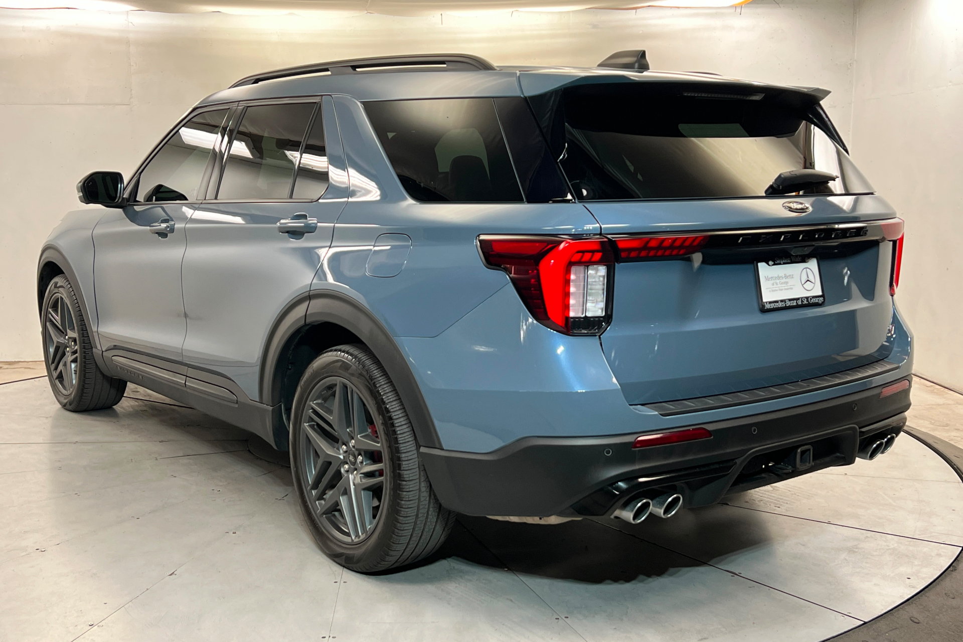 Used 2025 Ford Explorer ST AWD/4WD image 3