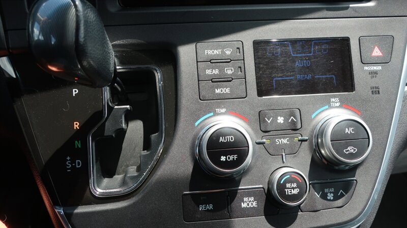 Used 2017 Toyota Sienna SE Premium FWD image 21