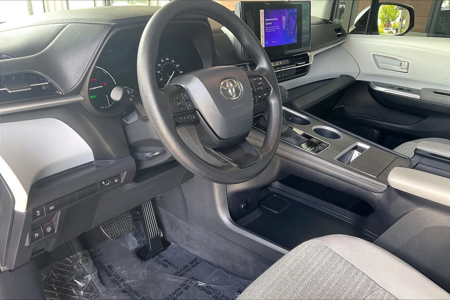 Used 2025 Toyota Sienna LE FWD image 14