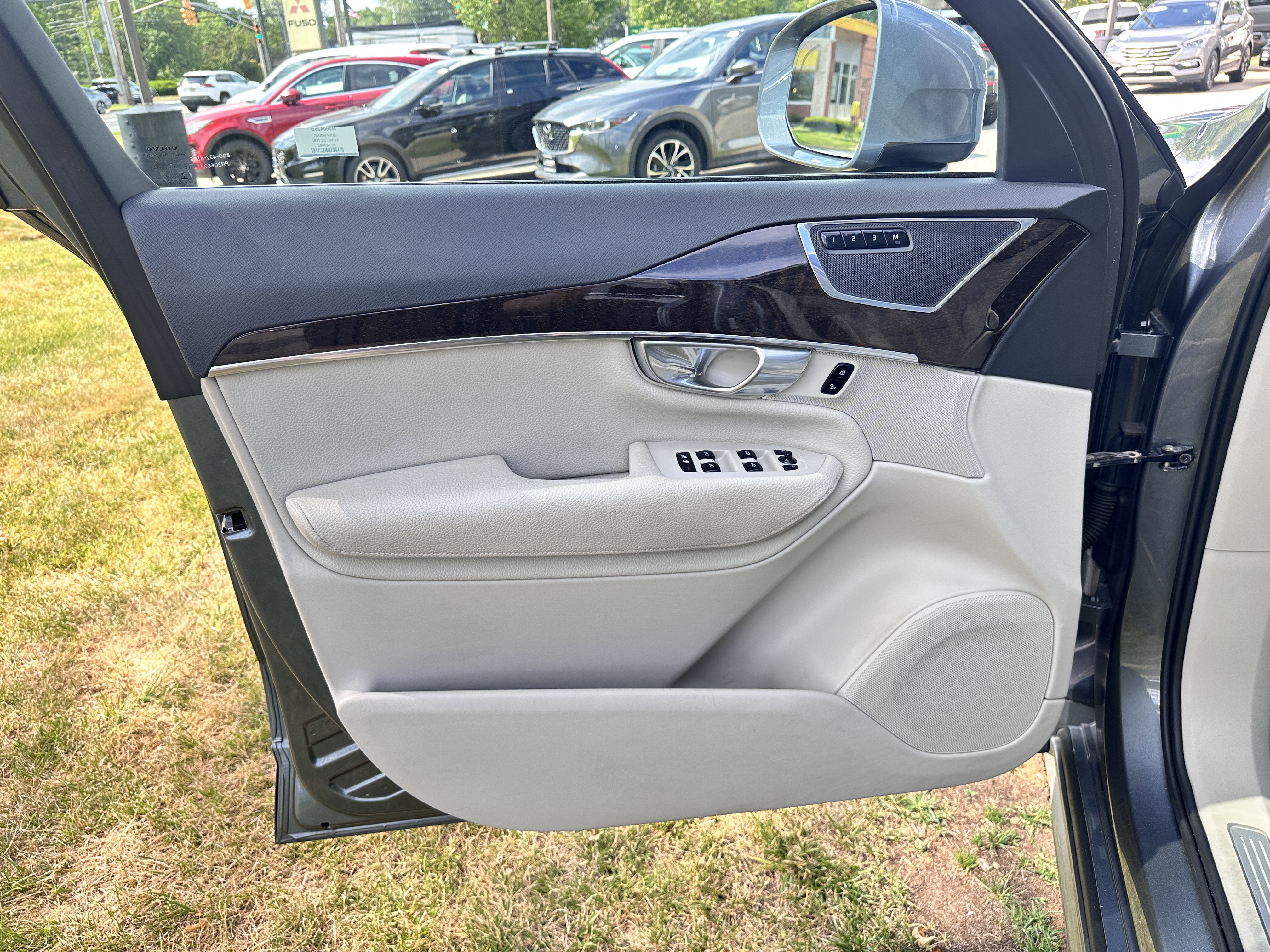 Used 2017 Volvo XC90 T6 Momentum w/ Vision Package AWD/4WD image 21