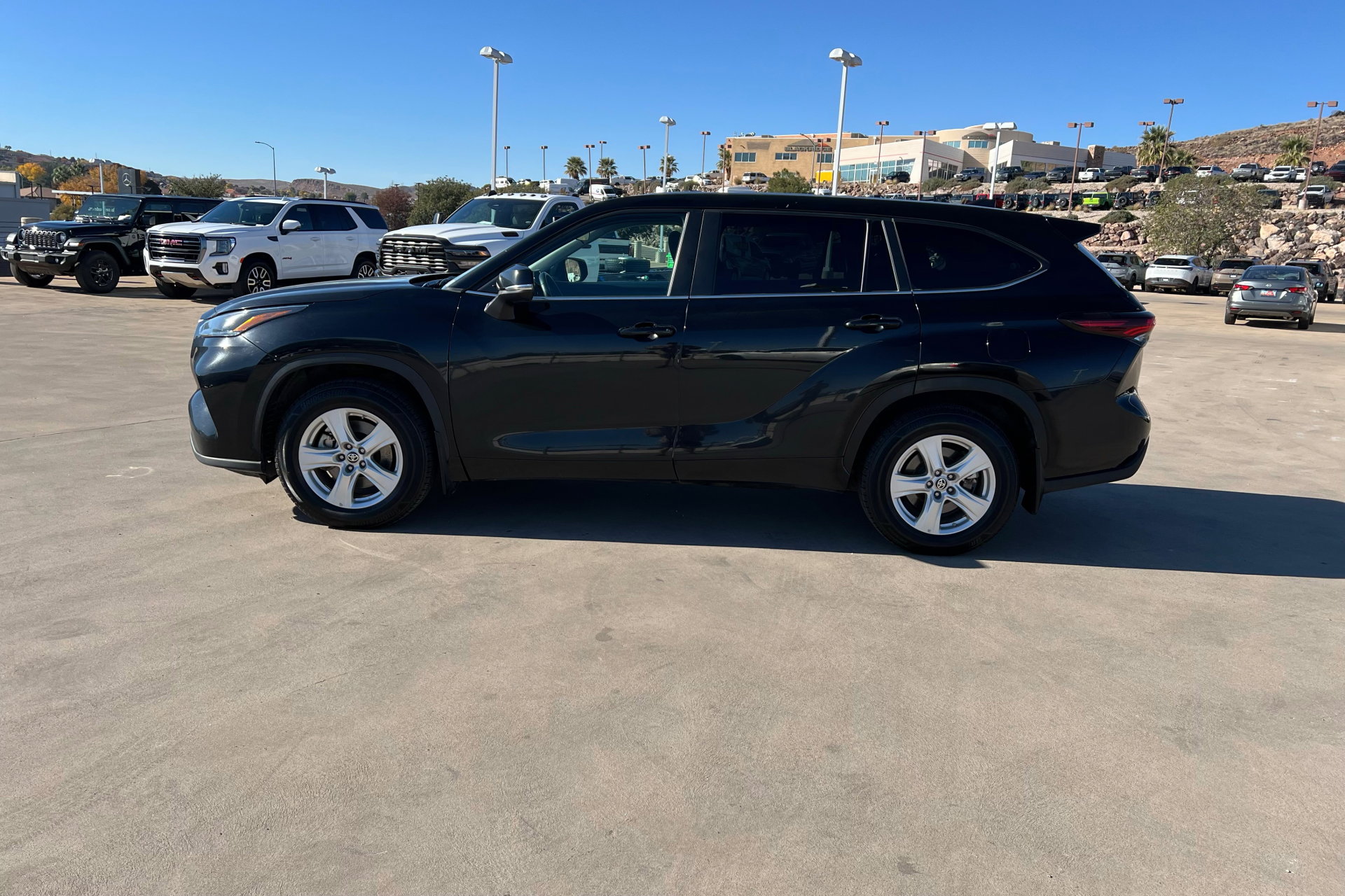 Used 2024 Toyota Highlander LE image 2