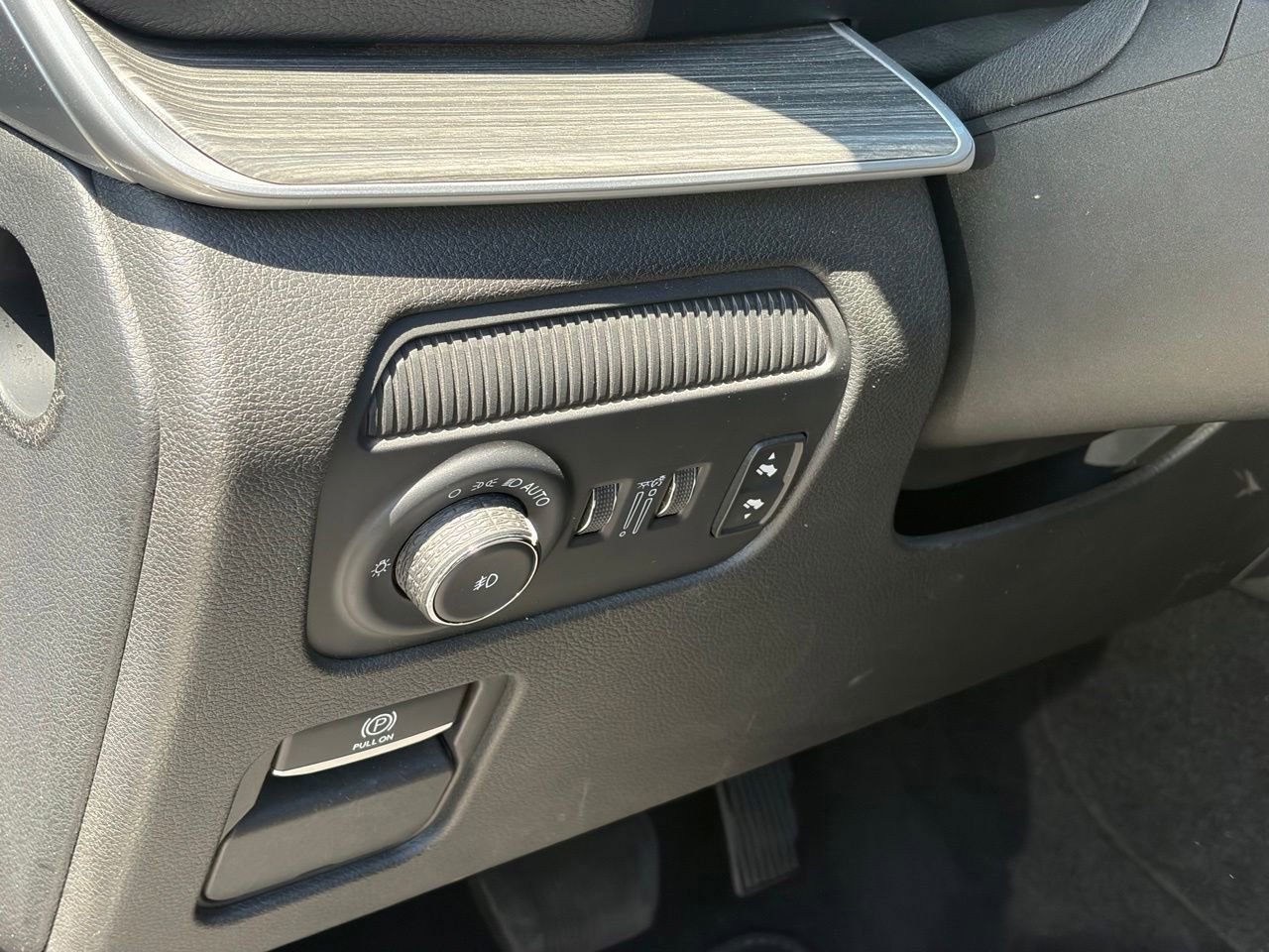 Used 2024 Jeep Wagoneer L Series II RWD image 5