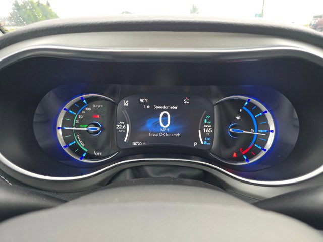 Used 2023 Chrysler Pacifica Limited w/ Uconnect Theater Family Group image 40