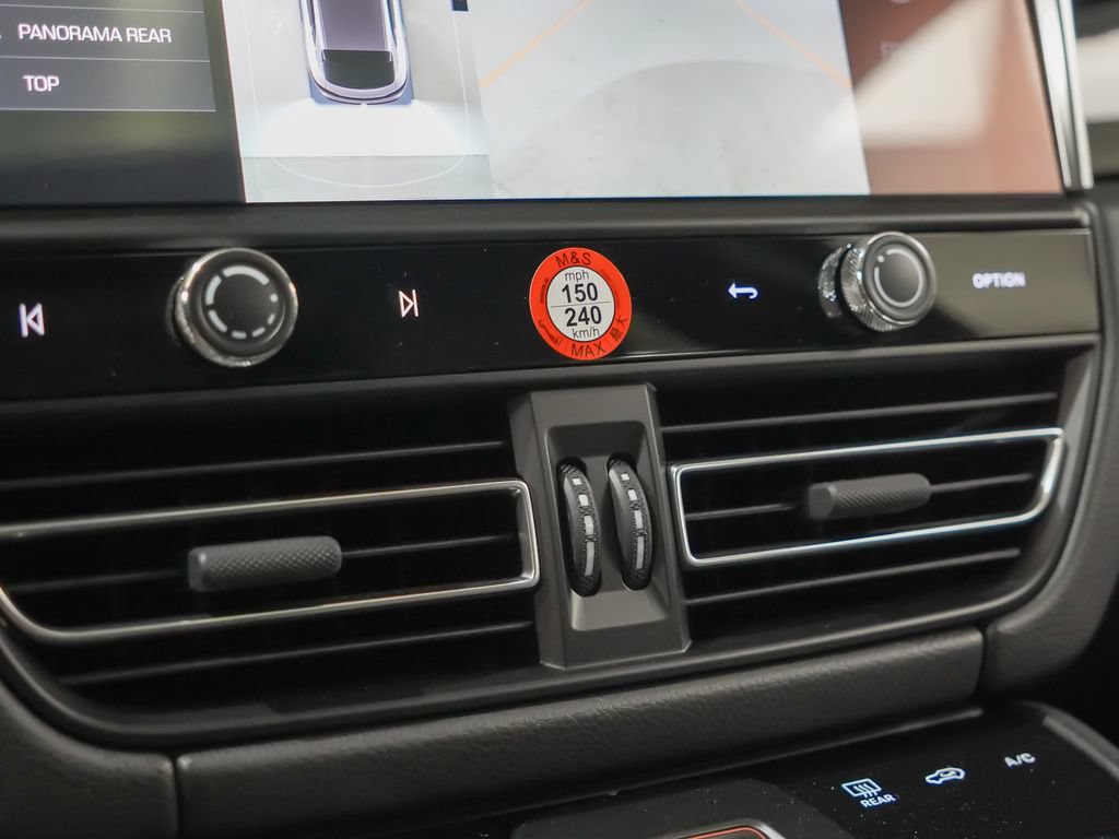 Certified 2026 Porsche Macan AWD/4WD image 32