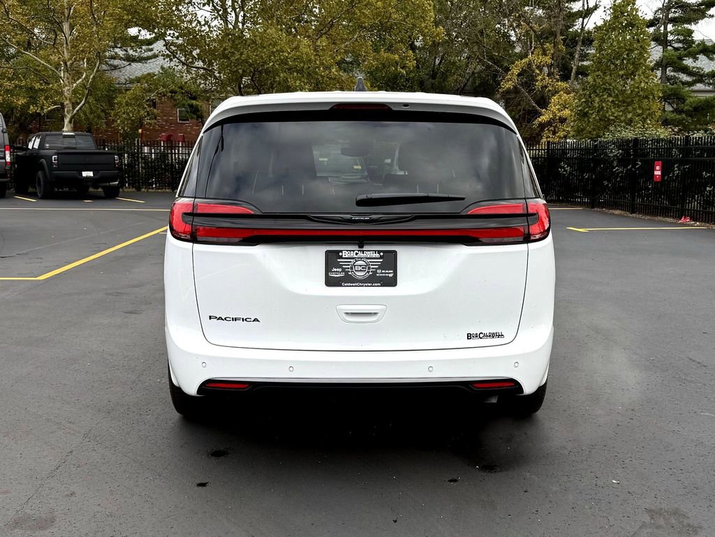 New 2026 Chrysler Pacifica Select image 6