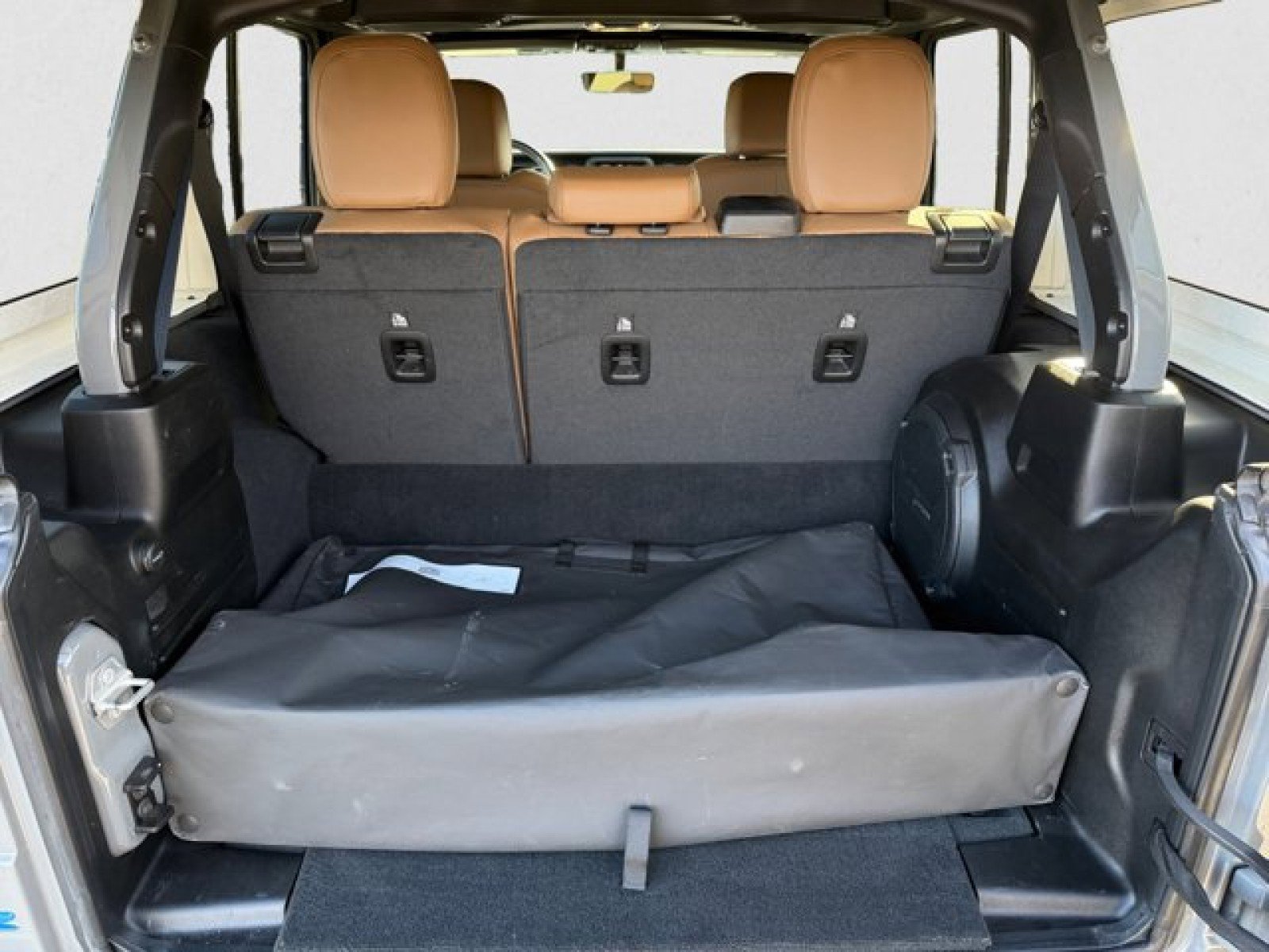 Used 2023 Jeep Wrangler Unlimited Sahara w/ Cold Weather Group image 17