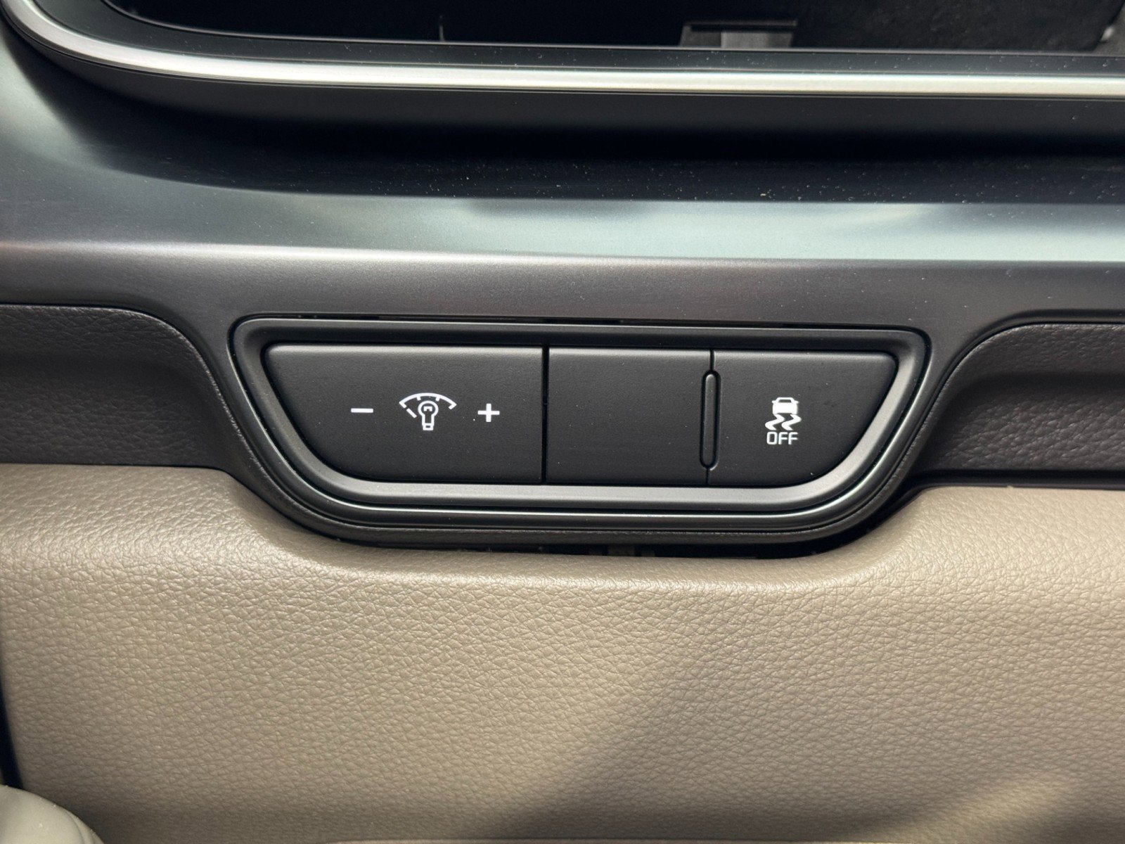 Used 2025 Kia Carnival FWD image 17
