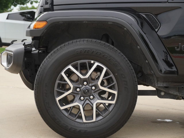 Used 2025 Jeep Wrangler Unlimited Sahara AWD/4WD image 5
