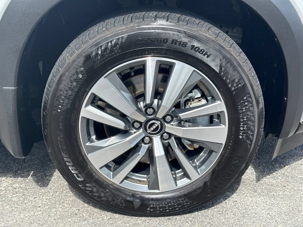 Used 2025 Nissan Pathfinder SL w/ Black Appearance Package FWD image 9