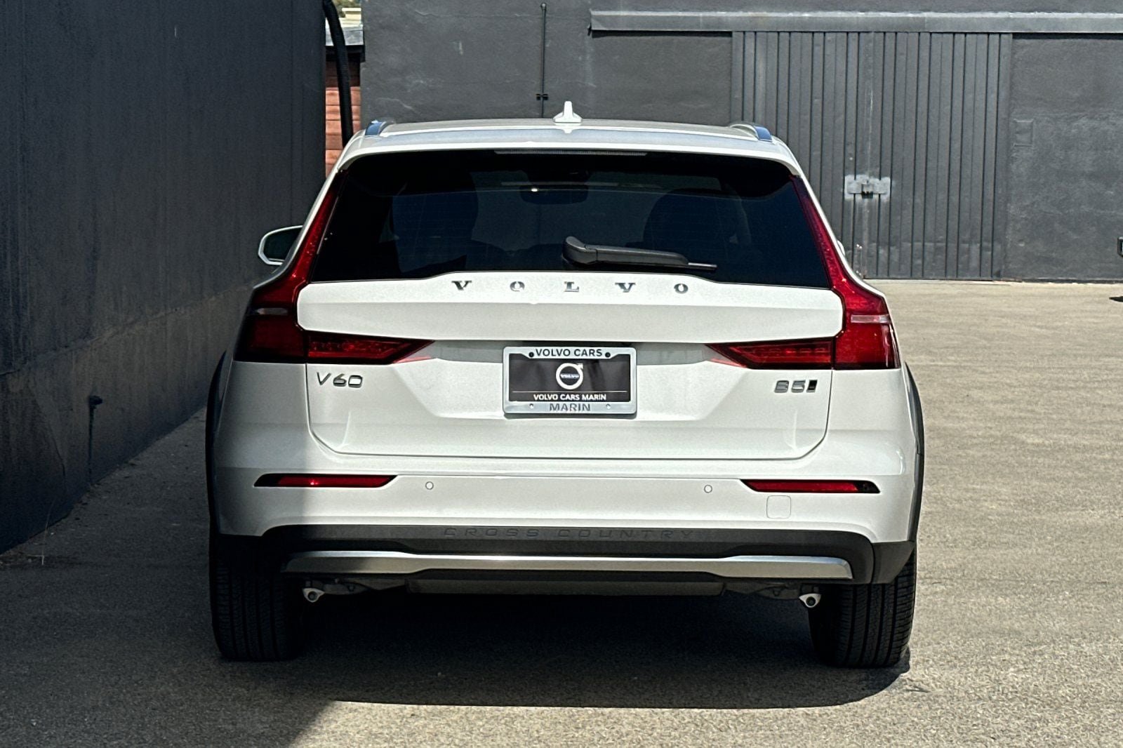 Certified 2025 Volvo V60 B5 Cross Country Plus AWD/4WD image 8
