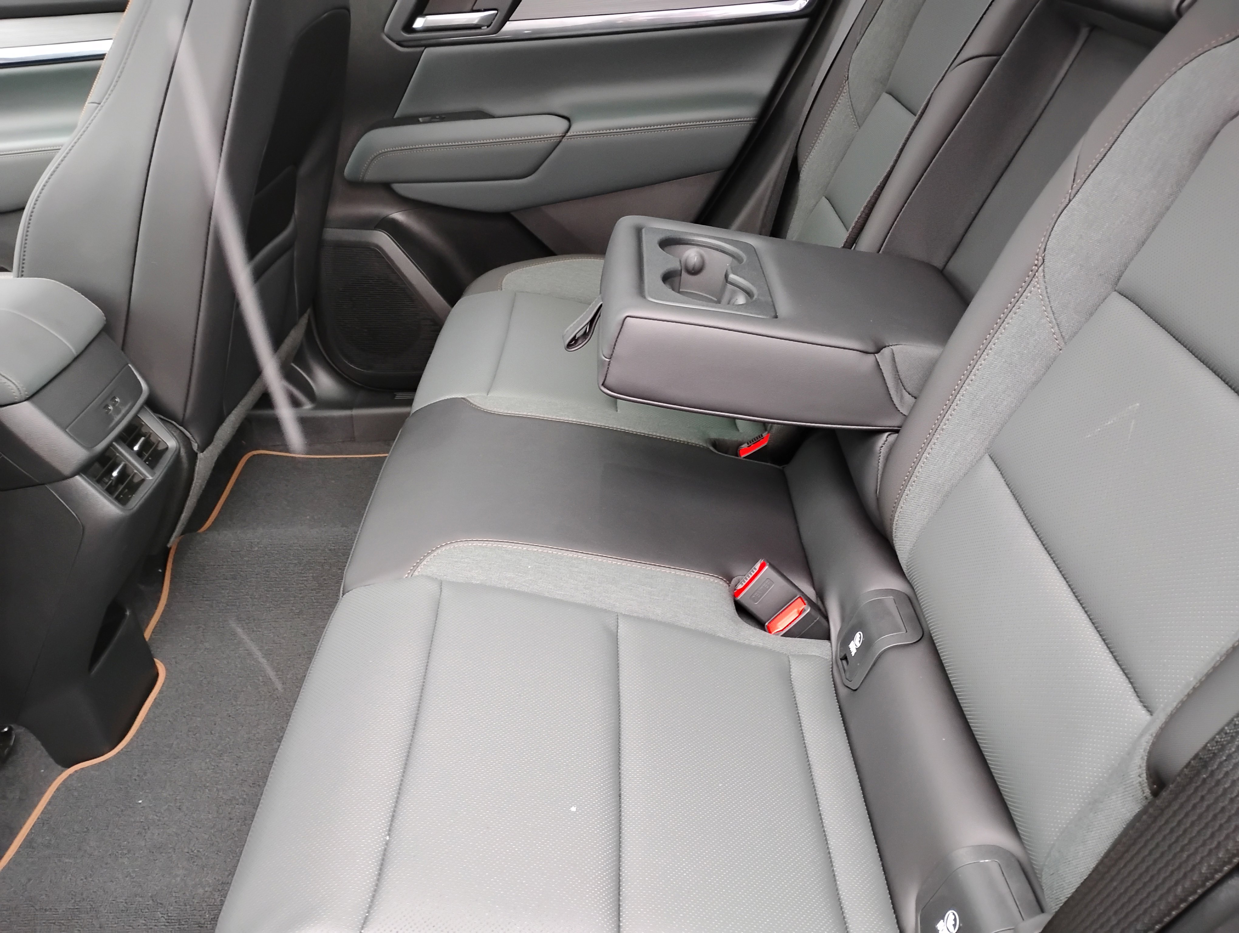 New 2026 GMC Terrain AT4 w/ LPO, Black Badging Package image 18