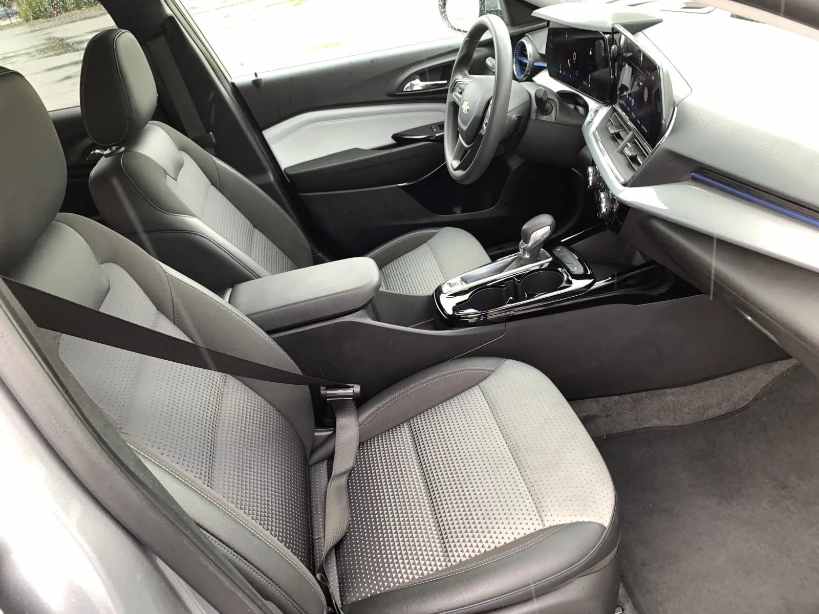 Used 2025 Chevrolet Trax LT FWD image 30