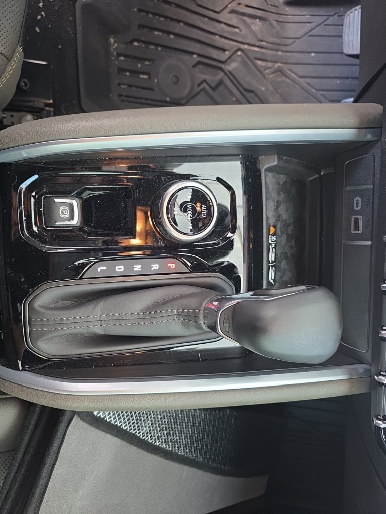 Used 2025 Chevrolet Colorado ZR2 w/ Technology Package AWD/4WD image 19