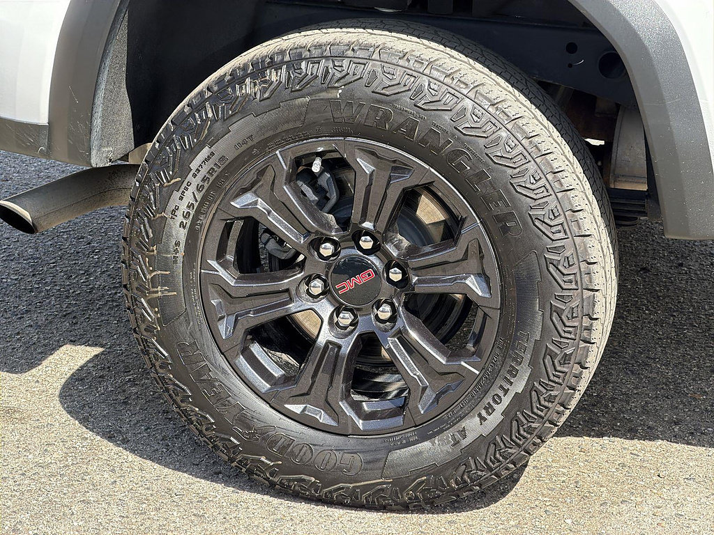 Used 2025 GMC Canyon Elevation AWD/4WD image 32