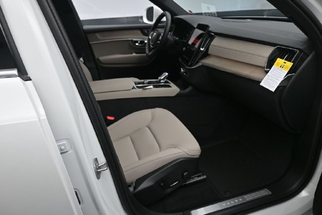 Used 2026 Volvo XC90 T8 Plus w/ Protection Package Premier AWD/4WD image 30