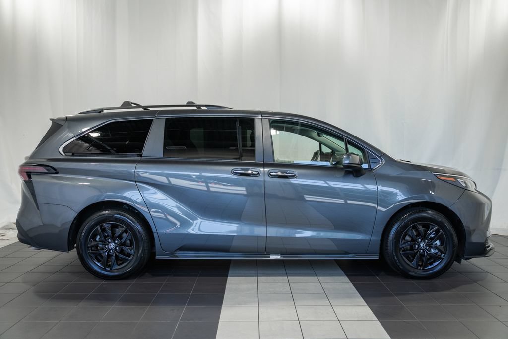 Used 2025 Toyota Sienna XLE FWD image 3
