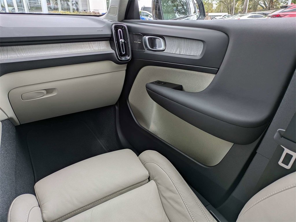 Used 2023 Volvo XC40 B5 Ultimate image 19