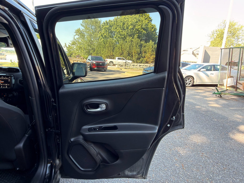 Used 2023 Jeep Renegade Altitude AWD/4WD image 18