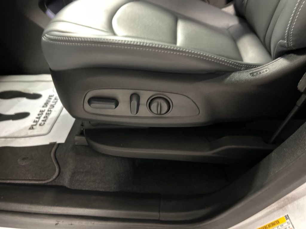 Used 2024 Buick Enclave Essence FWD image 13
